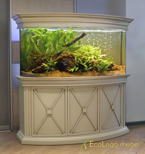 Панорамный аквариум с облицовкой в классическом стиле