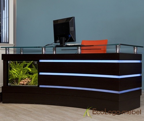 Офисный стол со стеклянной столешницей и встроенным флорарирумом