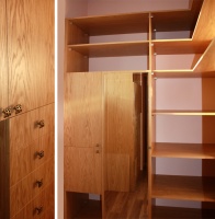 Вместительная гардеробная с открытыми стеллажами и шкафами для одежды